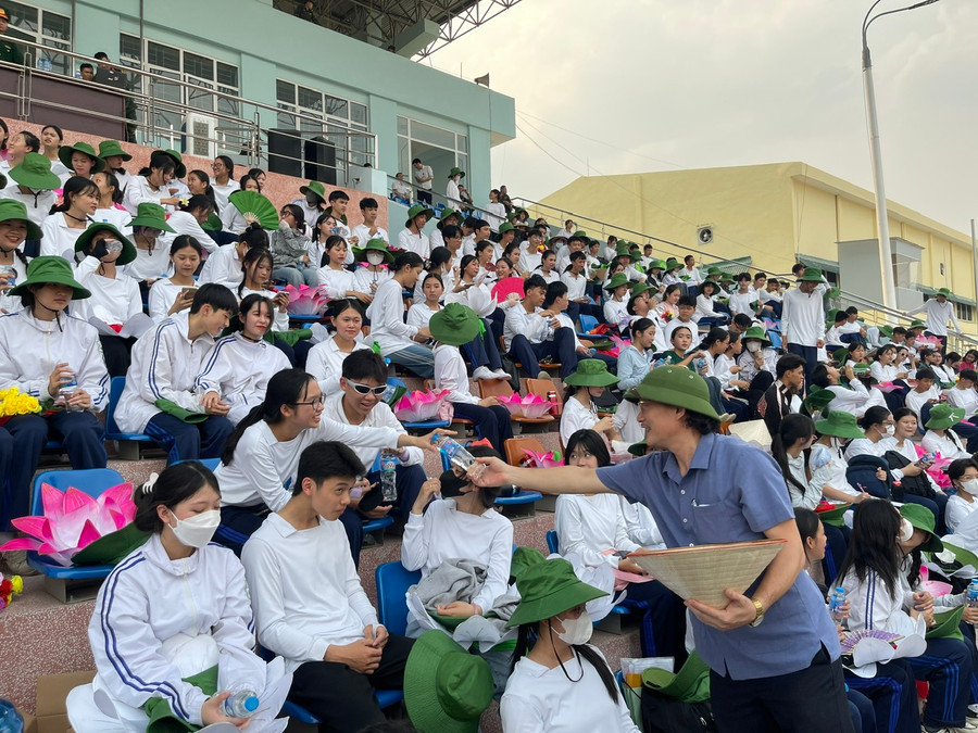 Trao nước cho học sinh khối nghi trượng.