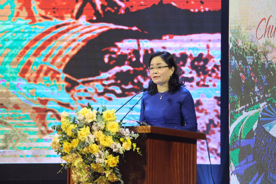 Bà Trịnh Thị Thủy, Thứ trưởng Bộ Văn hóa, Thể thao và Du lịch phát biểu tại Liên hoan Cán bộ thư viện toàn quốc.