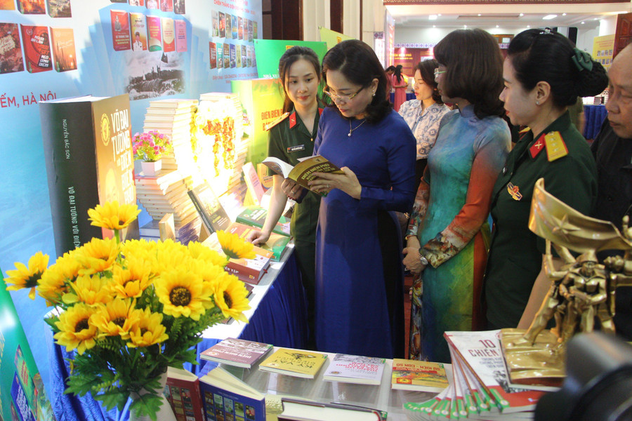 Các đại biểu tham quan gian trưng bày, triển lãm sách báo, tư liệu. Các đại biểu tham quan gian trưng bày, triển lãm sách báo, tư liệu.