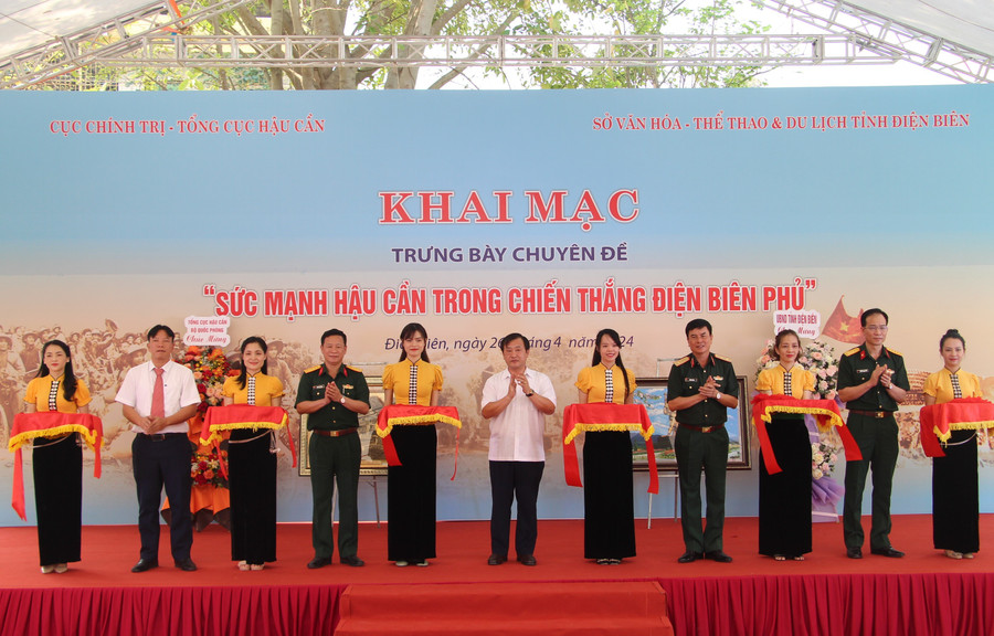 Đại biểu cắt băng khai mạc trưng bày chuyên đề “Sức mạnh hậu cần trong chiến thắng Điện Biên Phủ”. Đại biểu cắt băng khai mạc trưng bày chuyên đề “Sức mạnh hậu cần trong chiến thắng Điện Biên Phủ”.