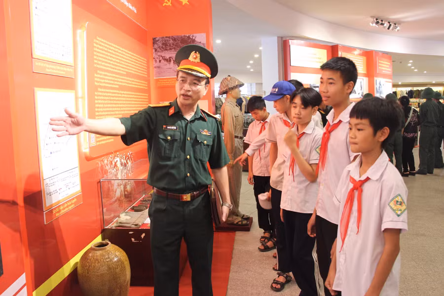 Học sinh tìm hiểu về vai trò công tác hậu cần trong chiến dịch Điện Biên Phủ.