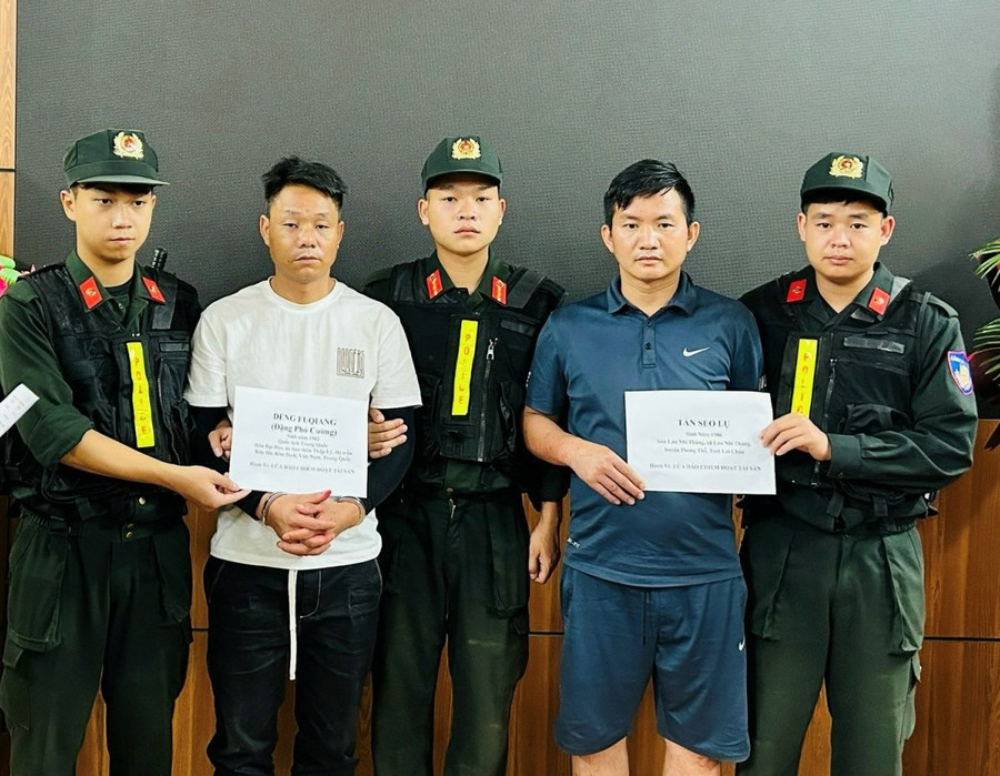 Đối tượng Deng Fuqiang (áo trắng) có quốc tịch Trung Quốc.