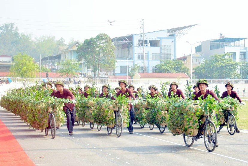 Khối Dân công hỏa tuyến, tái hiện đội quân “xe đạp thồ” huyền thoại trong Chiến dịch Điện Biên Phủ. Khối Dân công hỏa tuyến, tái hiện đội quân “xe đạp thồ” huyền thoại trong Chiến dịch Điện Biên Phủ.