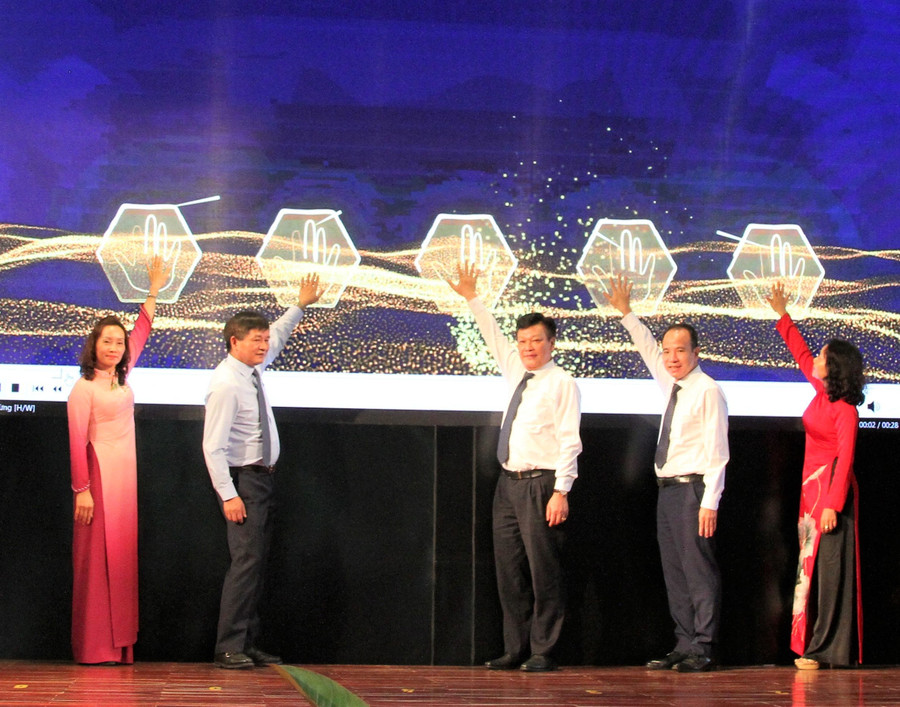 Các đại biểu thực hiện nghi thức nhấn nút lễ công bố triển lãm 3D “Điện Biên theo dòng lịch sử qua tài liệu lưu trữ. Các đại biểu thực hiện nghi thức nhấn nút lễ công bố triển lãm 3D “Điện Biên theo dòng lịch sử qua tài liệu lưu trữ.