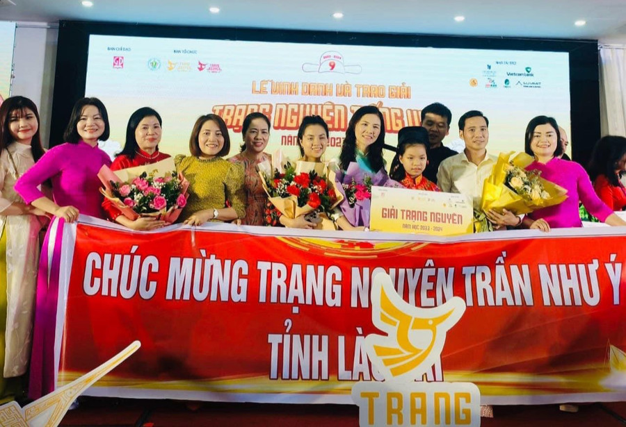 Em Trần Như Ý, lớp 4A2, Trường Tiểu học Hoàng Văn Thụ, thành phố Lào Cai đạt giải Trạng nguyên Tiếng Việt.