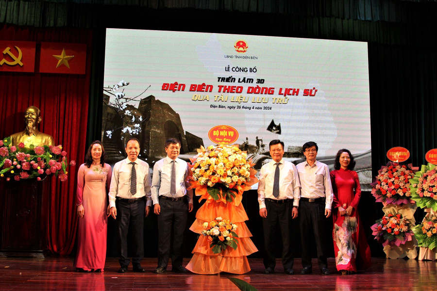 Bộ Nội vụ tặng hoa chúc mừng công bố triển lãm 3D “Điện Biên theo dòng lịch sử qua tài liệu lưu trữ”. Bộ Nội vụ tặng hoa chúc mừng công bố triển lãm 3D “Điện Biên theo dòng lịch sử qua tài liệu lưu trữ”.