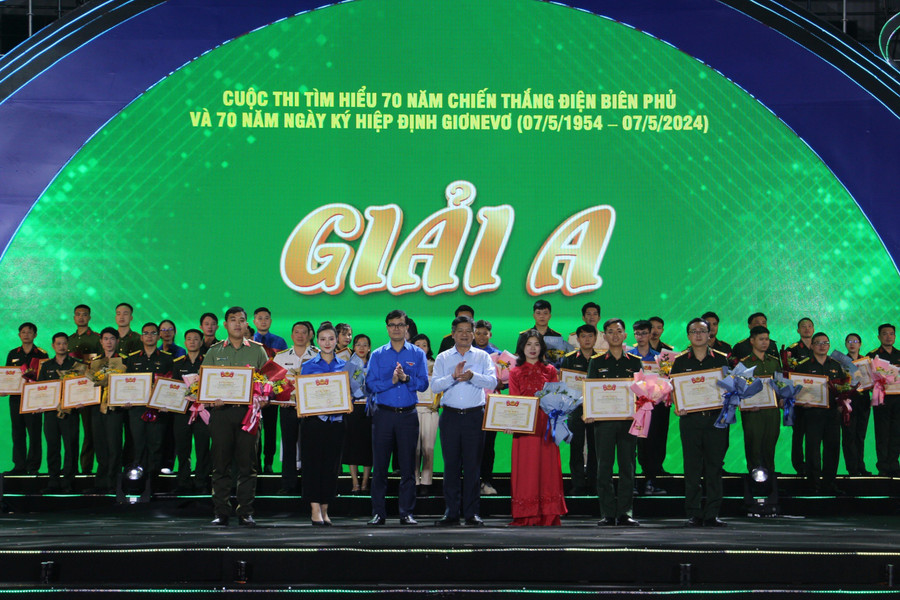 Trao giải A cho tác giả đạt giải cuộc thi tìm hiểu 70 năm Chiến thắng Điện Biên Phủ.