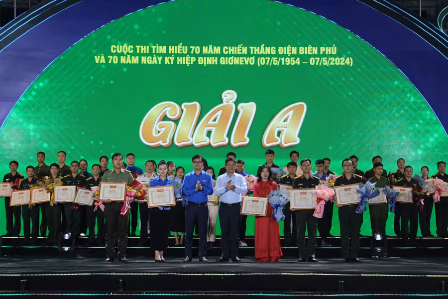Trao giải A cho tác giả đạt giải cuộc thi tìm hiểu 70 năm Chiến thắng Điện Biên Phủ.