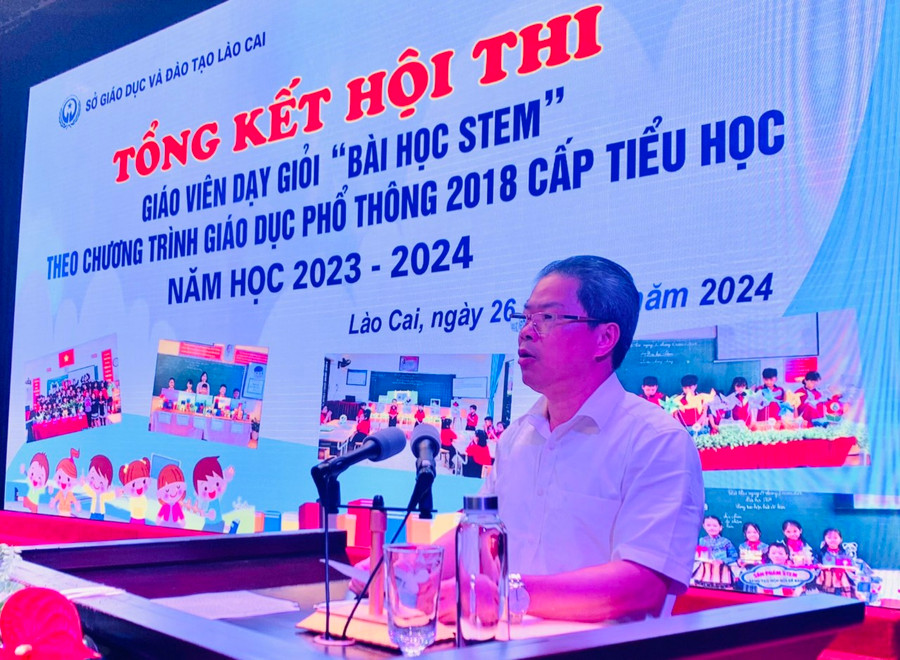 Ông Nguyễn Thế Dũng, Phó Giám đốc Sở GD&amp;ĐT tỉnh Lào Cai phát biểu tại lễ tổng kết.