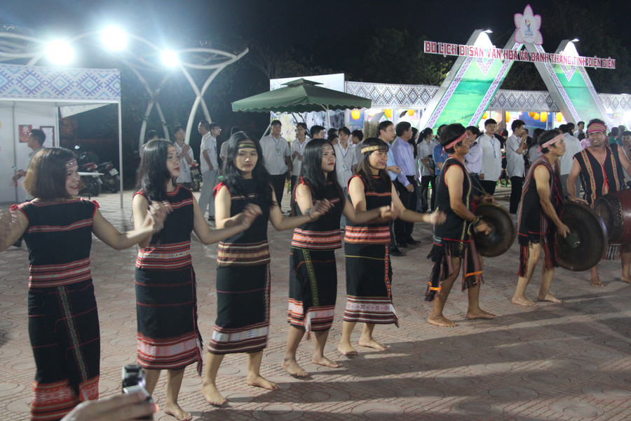 Văn hóa Cồng chiêng Tây Nguyên được tái hiện tại triển lãm. Văn hóa Cồng chiêng Tây Nguyên được tái hiện tại triển lãm.