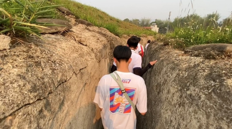 Học sinh được tham gia hoạt động trải nghiệm tại các khu di tích. Học sinh được tham gia hoạt động trải nghiệm tại các khu di tích.