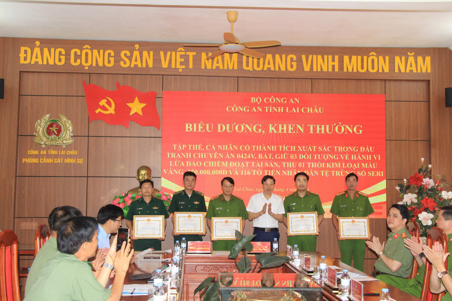 UBND tỉnh Lai Châu tặng Bằng khen cho các tập thể, cá nhân có thành tích xuất sắc trong đấu tranh phòng chống tội phạm.