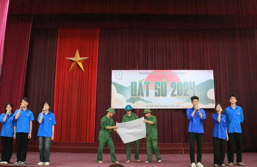 Tiết mục “Thanh niên thế hệ Hồ Chí Minh” của đội chuyên Địa. Tiết mục “Thanh niên thế hệ Hồ Chí Minh” của đội chuyên Địa.