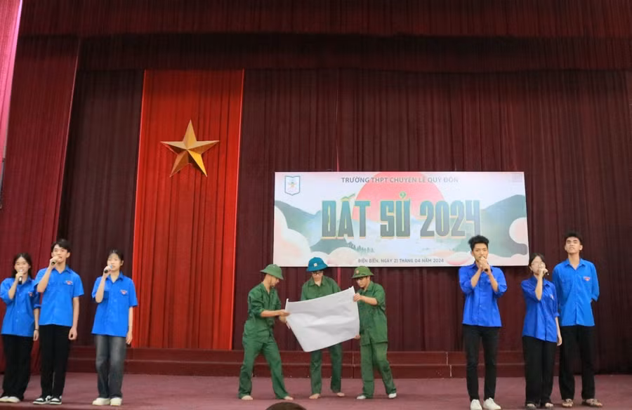 Tiết mục “Thanh niên thế hệ Hồ Chí Minh” của đội chuyên Địa.