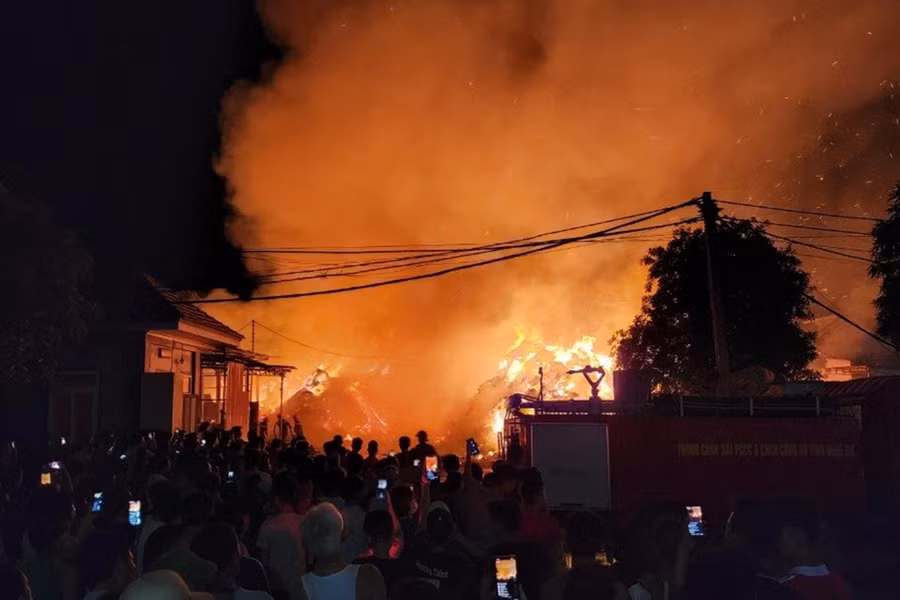 Kho nguyên liệu sản xuất than cháy dữ dội.