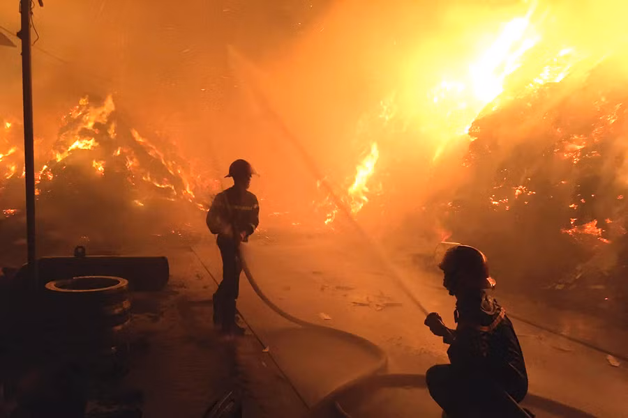 Bãi nguyên liệu có nhiều chất dễ cháy nên bắt lửa nhanh.