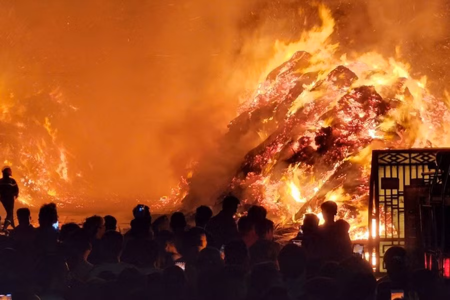 Hàng chục cán bộ, chiễn sĩ và người dân tham gia dập lửa.