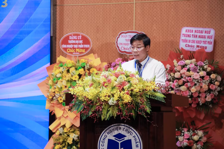 PGS.TS Nguyễn Xuân Hoàn - Hiệu trưởng HUFI phát biểu tại lễ trao bằng tốt nghiệp.