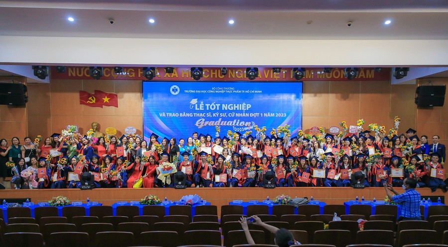 Tân cử nhân trong ngày vui tốt nghiệp. Tân cử nhân trong ngày vui tốt nghiệp.