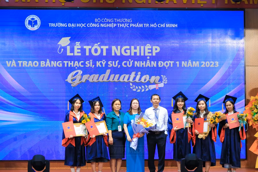 Các tân thạc sĩ, tân cử nhân trong ngày vui tốt nghiệp.