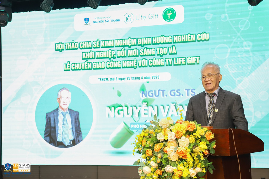 GS.TS. NGƯT Nguyễn Văn Thanh, Phó hiệu trưởng, kiêm Trưởng khoa Dược phát biểu tại lễ ký kết.