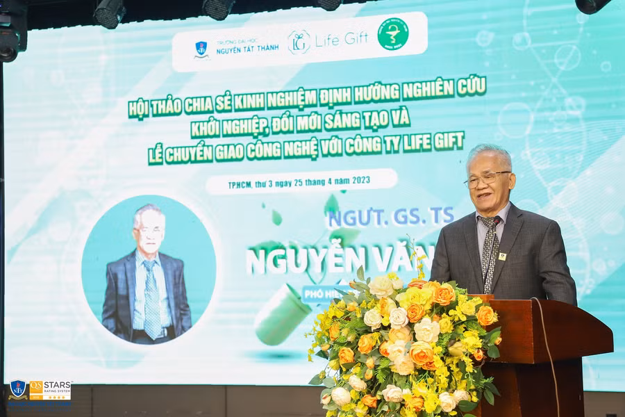 GS.TS. NGƯT Nguyễn Văn Thanh, Phó hiệu trưởng, kiêm Trưởng khoa Dược phát biểu tại lễ ký kết.