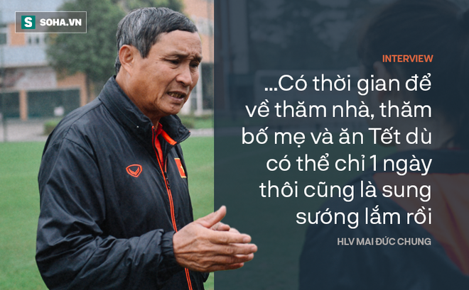 Trận bóng Tết đặc biệt và nỗi lòng “được về 1 ngày là sướng lắm rồi” của HLV Mai Đức Chung