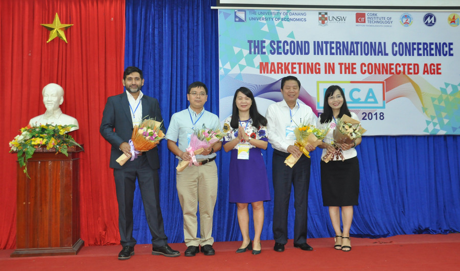 PGS,TS Võ Thị Thúy Anh – Phó Hiệu trưởng Trường ĐH Kinh tế (ĐH Đà Nẵng) tặng hoa cho các nhà khoa học.