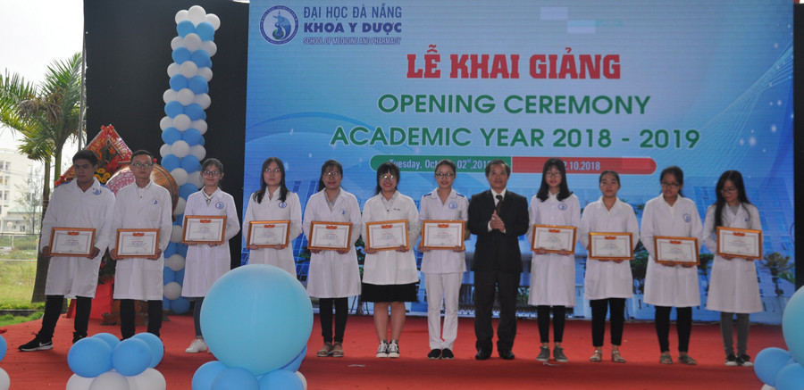 Khen thưởng 12 sinh viên đạt thành tích cao trong năm học 2017-2018