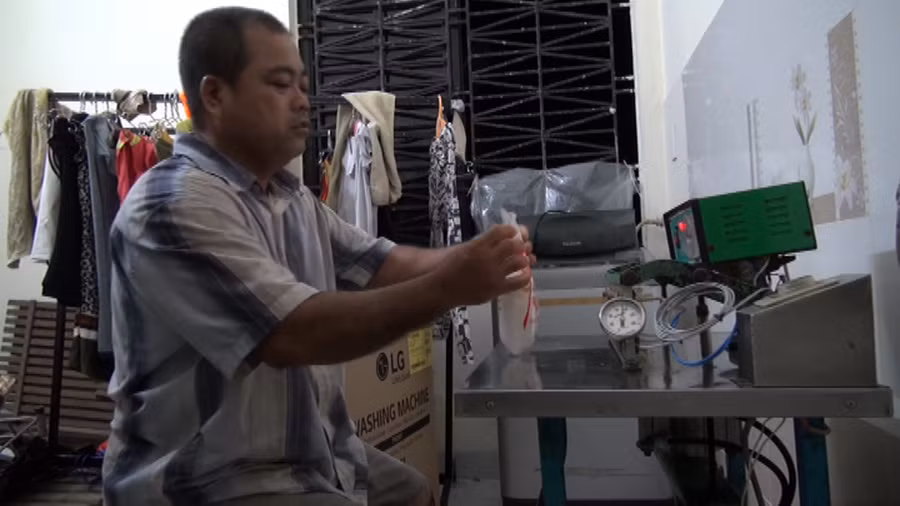 Đối tượng Tùng đang làm các bao bột ngọt Aone giả.