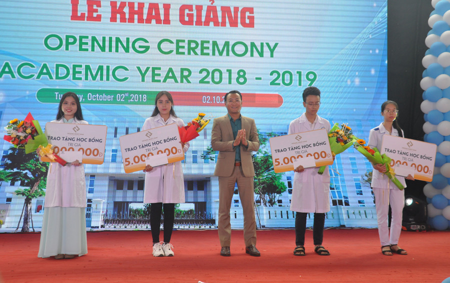 Công ty CP Hoàng Nhất Nam trao tặng 4 suất học bổng trị giá 20 triệu đồng cho sinh viên đạt thủ khoa.