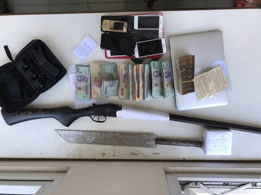 Tang vật vụ đánh bạc được lực lượng điều tra thu giữ. Tang vật vụ đánh bạc được lực lượng điều tra thu giữ.