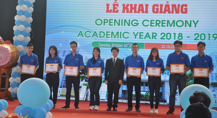 Tuyên dương 8 sinh viên có nhiều hoạt động tiêu biểu vì cộng đồng.