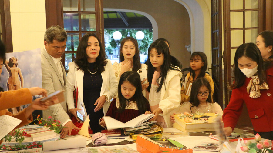 Độc giả xem sách trưng bày tại buổi lễ. Độc giả xem sách trưng bày tại buổi lễ.