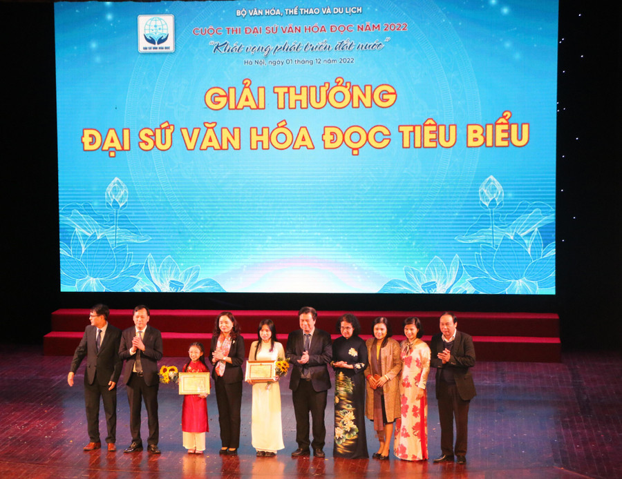 Lãnh đạo Bộ GD&ĐT cùng Bộ Văn hóa, Thể thao và Du lịch cùng các đại biểu chụp ảnh cùng 2 Đại sứ Văn hóa đọc tiêu biểu năm 2022. Lãnh đạo Bộ GD&ĐT cùng Bộ Văn hóa, Thể thao và Du lịch cùng các đại biểu chụp ảnh cùng 2 Đại sứ Văn hóa đọc tiêu biểu năm 2022.