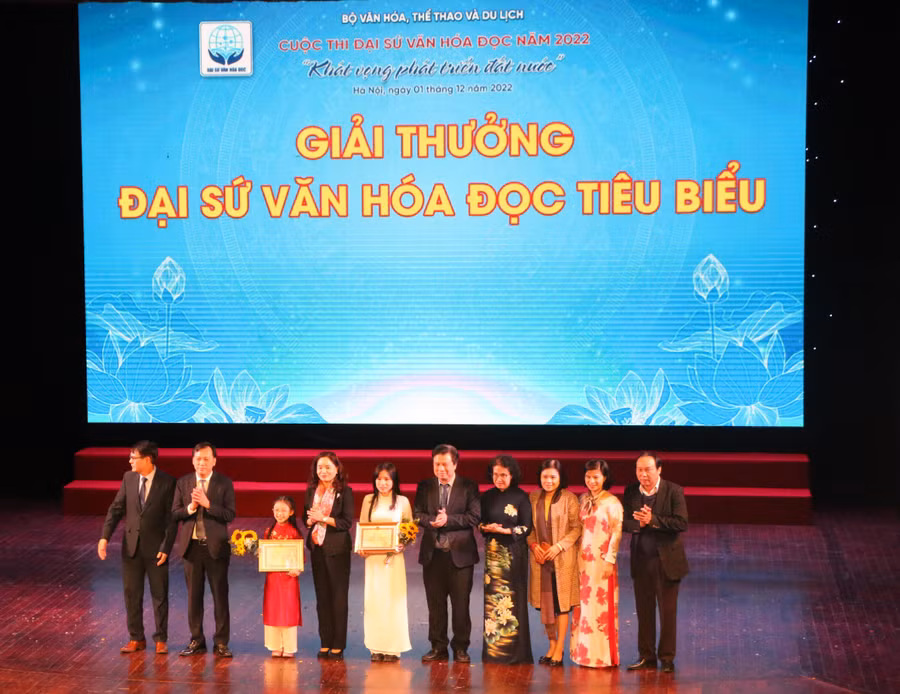Lãnh đạo Bộ GD&amp;ĐT cùng Bộ Văn hóa, Thể thao và Du lịch cùng các đại biểu chụp ảnh cùng 2 Đại sứ Văn hóa đọc tiêu biểu năm 2022.