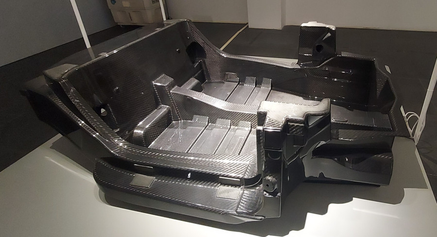 Hiện vật Khung an toàn - Bộ phận khung an toàn sợi carbon. Ảnh: Bình Thanh Hiện vật Khung an toàn - Bộ phận khung an toàn sợi carbon. Ảnh: Bình Thanh