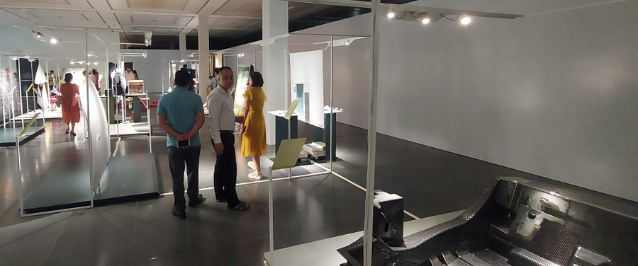 Khách tham quan quan tâm đến triển lãm Sáng tạo Italy. Ảnh: Bình Thanh Khách tham quan quan tâm đến triển lãm Sáng tạo Italy. Ảnh: Bình Thanh