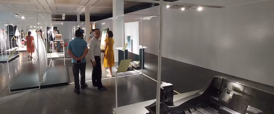 Khách tham quan quan tâm đến triển lãm Sáng tạo Italy. Ảnh: Bình Thanh