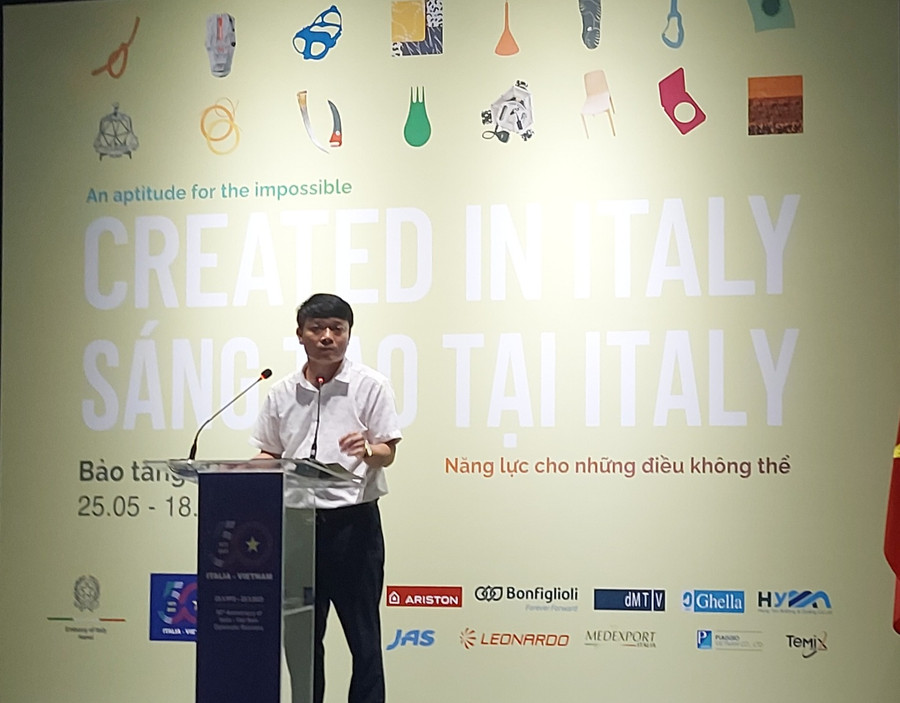 Ông Đặng Minh Vệ - Phó Giám đốc Bảo tàng Hà Nội phát biểu khai mạc triển lãm. Ảnh: Bình Thanh Ông Đặng Minh Vệ - Phó Giám đốc Bảo tàng Hà Nội phát biểu khai mạc triển lãm. Ảnh: Bình Thanh