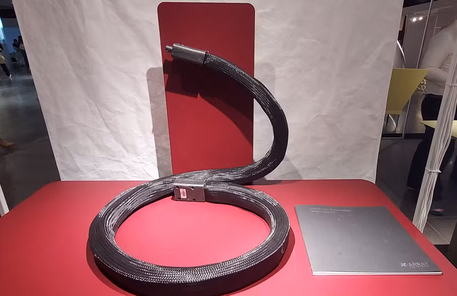 Hiện vật Hình dáng mới của âm thanh - Loa rắn linh hoạt Anakonda - trưng bày tại triển lãm. Ảnh: Bình Thanh