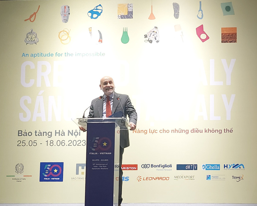 Đại sứ đặc mệnh toàn quyền Italy tại Việt Nam Antonio Alessandro phát biểu khai mạc triển lãm. Ảnh; Bình Thanh Đại sứ đặc mệnh toàn quyền Italy tại Việt Nam Antonio Alessandro phát biểu khai mạc triển lãm. Ảnh; Bình Thanh