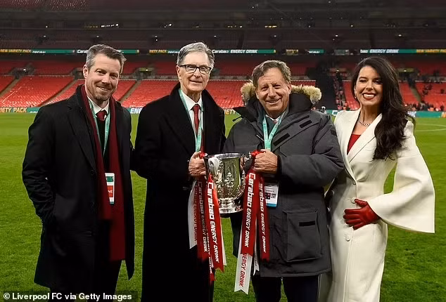 Ông chủ của Liverpool (thứ 2 từ trái sang) đang cân nhắc về những nguồn đầu tư vào câu lạc bộ.