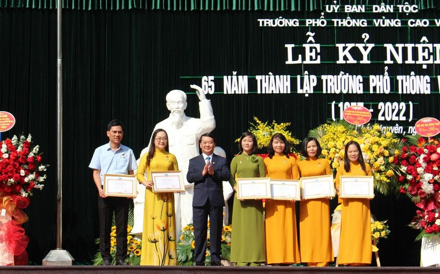 Bộ trưởng, Chủ nhiệm Ủy ban Dân tộc Hầu A Lềnh trao kỷ niệm chương vì sự nghiệp phát triển các dân tộc. Bộ trưởng, Chủ nhiệm Ủy ban Dân tộc Hầu A Lềnh trao kỷ niệm chương vì sự nghiệp phát triển các dân tộc.