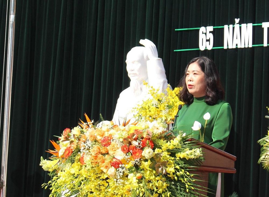 Nhà giáo Lục Thúy Hằng - Bí thư Đảng ủy, Hiệu trưởng trường PT Vùng cao Việt Bắc. Nhà giáo Lục Thúy Hằng - Bí thư Đảng ủy, Hiệu trưởng trường PT Vùng cao Việt Bắc.