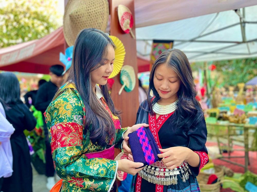 Nhiều sản phẩm độc đáo được trưng bày tại phiên chợ. Nhiều sản phẩm độc đáo được trưng bày tại phiên chợ.