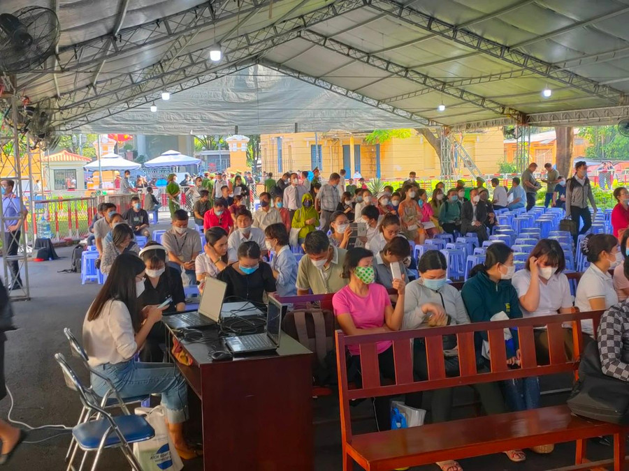 Nhiều bị hại của công ty Alibaba và người thân phải dự tòa ở ngoài sân vì quá đông Nhiều bị hại của công ty Alibaba và người thân phải dự tòa ở ngoài sân vì quá đông