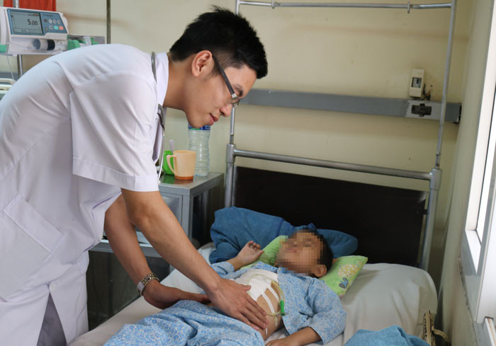 Chậu cây cảnh đổ vào người, bé trai bị vỡ gan, đứt đôi tụy