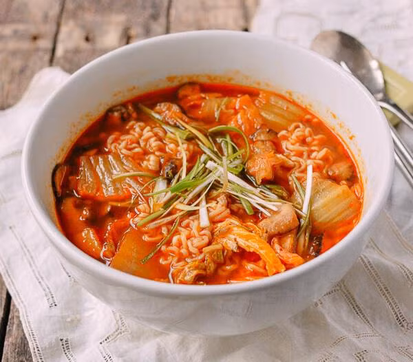 giu-chan-chong-chi-o-nha-xem-bong-da-nho-vo-nau-nhung-mon-mi-an-dem-tuyet-ngon-nay-mi-kim-chi-1529314741-261-width600height526