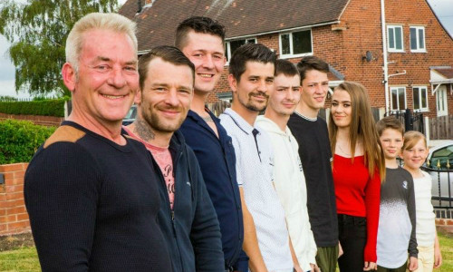 Các con của ông Ian đều học hành tốt, những người con trưởng thành đã có việc làm ổn định. Ông bố nuôi 8 con dễ dàng nhờ quy tắc vợ để lại trước lúc qua đời - 2